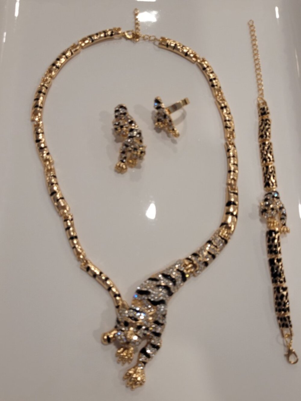 Tiger Necklace, Bracelet, Earrings and Ring! Set. Gold-tone. Rhinestones. - Picture 6 of 10